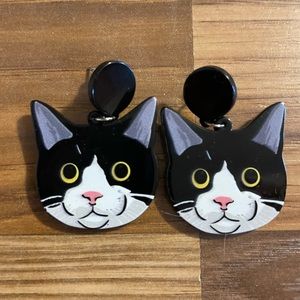EXTREMELY CUTE WELL MADE ACRYLIC TUXEDO CAT EARRINGS 😻💕💕🤗🤗‼️🥳🥳♥️